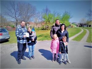 Tibor Ules je delil maske z družino in prijatelji iz Slovenje vasi